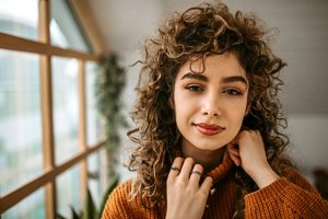 Brunette woman with type 3A curls